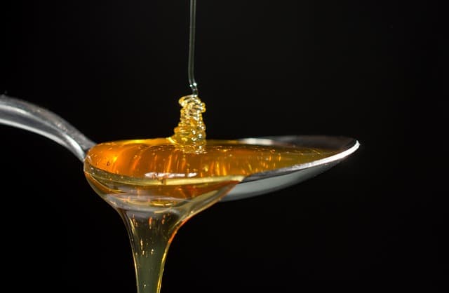 SHOULD YOU DRINK HONEY IN THE MORNING? DETOX, ENERGY & BEAUTY BENEFITS