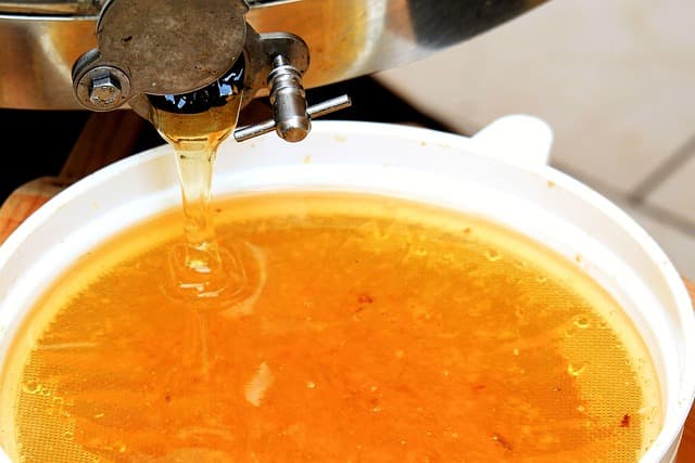 CAN DIABETIC PEOPLE CONSUME HONEY? FACTS & GUIDELINES